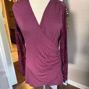 Womans Top by Venus, Size Large, Lace sleeves